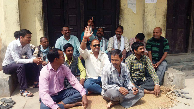United Democratic Madhesi Front (UDMF) cadres picket the District Land Revenue Office in Rajbiraj Municipality of Saptari district on Thursday, March 30, 2017. Photo: THT
