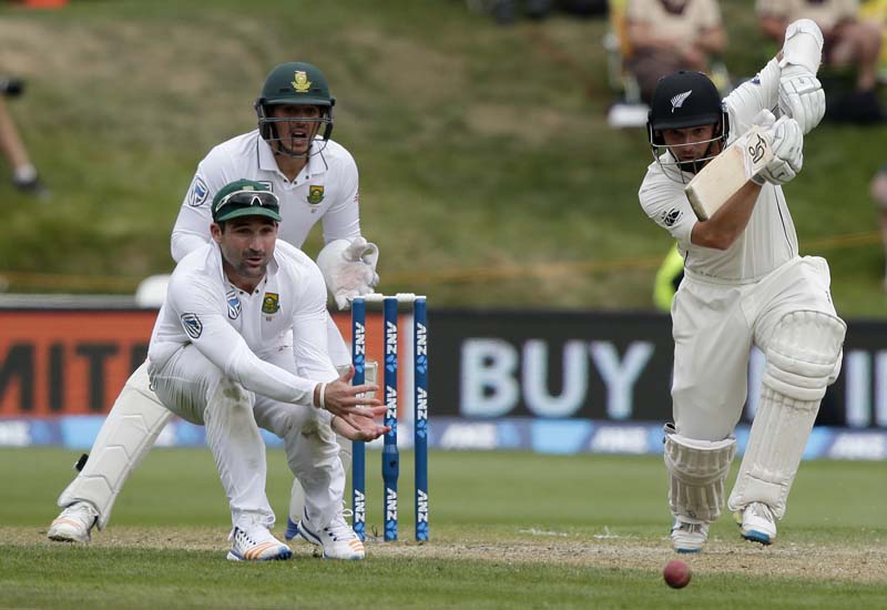 New Zealand's BJ Watling, right, plays a shot past South Africa's Dean Elgar and Quentin de Kock during the first cricket test at University Oval, Dunedin, New Zealand, Friday, March 10, 2017. Photo: AP