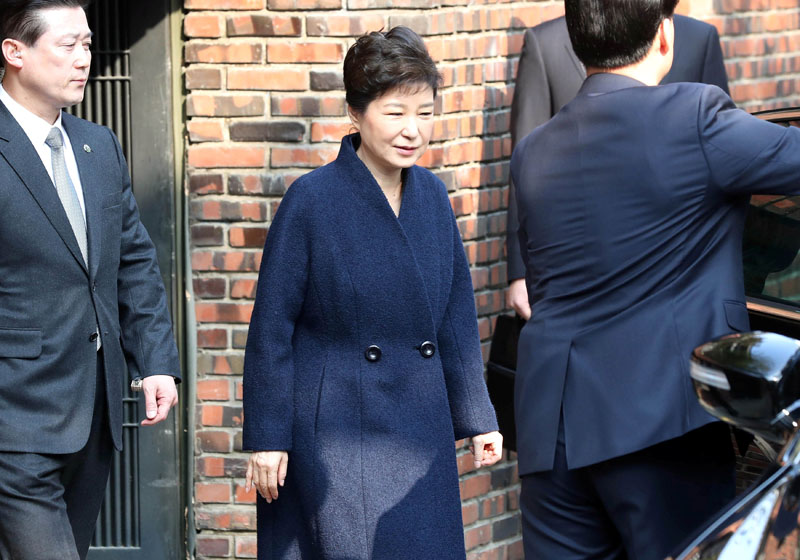 South Korea's ousted leader Park Geun-hye leaves from her private home as she heads to the prosecutors' office to be questioned over a widening corruption scandal in Seoul, South Korea, on March 21, 2017. Photo: Yonhap via Reuters