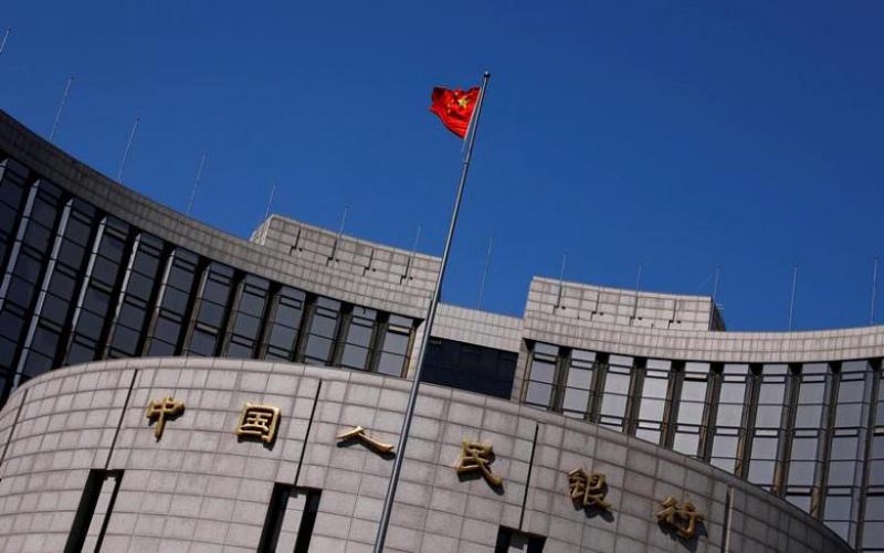 FILE: A Chinese national flag flutters outside the headquarters of the People's Bank of China, the Chinese central bank, in Beijing, China April 3, 2014. Photo: Reuters