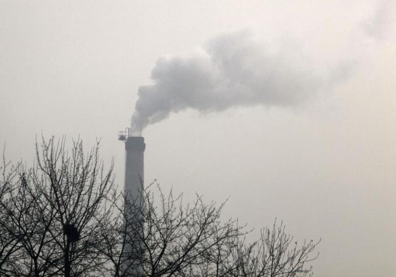 A chimney emits smoke in Beijing, on November 30, 2009.Photo: Reuters