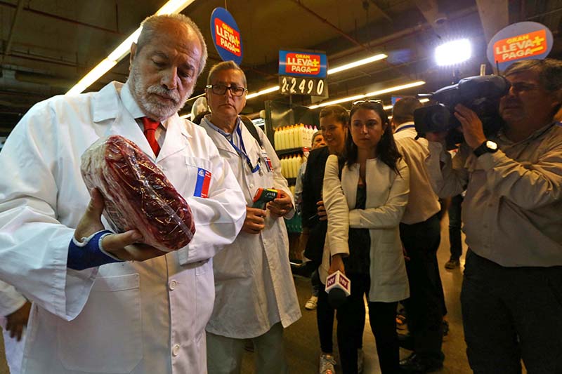 A member of the Public Health Surveillance Agency inspects beef at a supermarket after the Chilean government suspended all meat and poultry imports from Brazil, in Santiago, Chile on March 23, 2017. Photo: Reuters