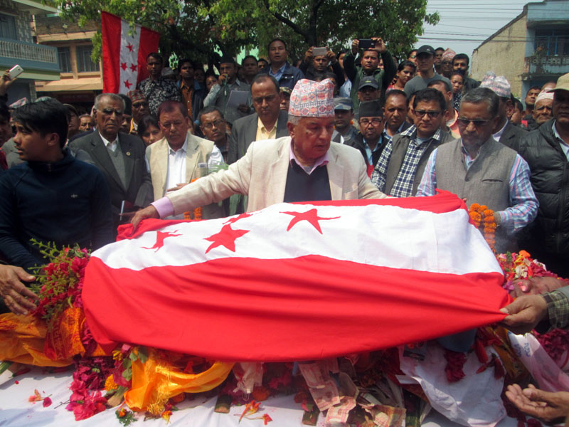 Nepali Congress senior leader Ram Chandra Paudel drapes the party flag on the body of leader Tara Raj Rana in the district on Thursday, March 23, 2017. The party's Tanahun district vice-chairman Rana died of heart attack. Photo: Madan Wagle