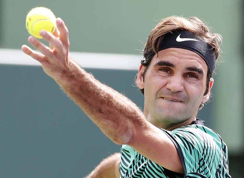 Roger Federer, of Switzerland, tosses the ball to serve to Frances Tiafoe during a tennis match at the Miami Open, at Key Biscayne, Florida, on Saturday, March 25, 2017  Photo: AP