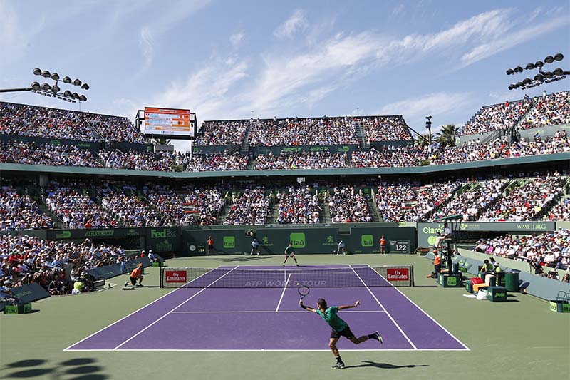 Roger Federer, of Switzerland, foreground, returns a shot from Juan Martin del Potro, of Argentina, during a tennis match at the Miami Open, in Key Biscayne, Florida, on Monday, March 27, 2017. Photo: AP