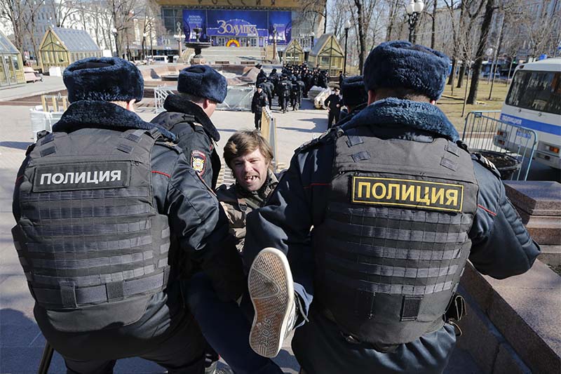 Police detain a protester in downtown Moscow, Russia, on Sunday, May 26, 2017. Photo: AP