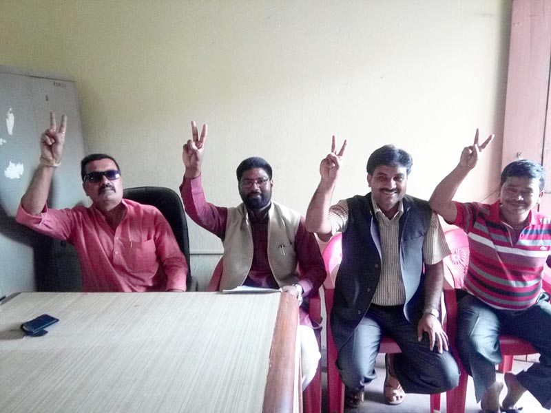 Leaders of Sadbhawana Party posing for photographs after resigning from the party at Federation of Nepali Journalists Rautahat Chapter Office, on Thursday, March 30, 2017. Photo: THT