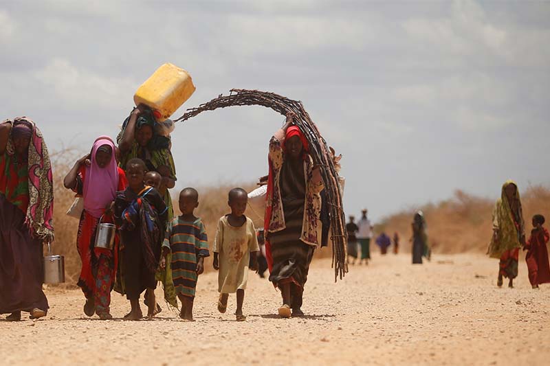 Internally displaced Somalis carry their belongings as they flee from drought stricken regions before entering makeshift camps in Baidoa, west of Somalia's capital Mogadishu, on March 26, 2017. Photo: Reuters