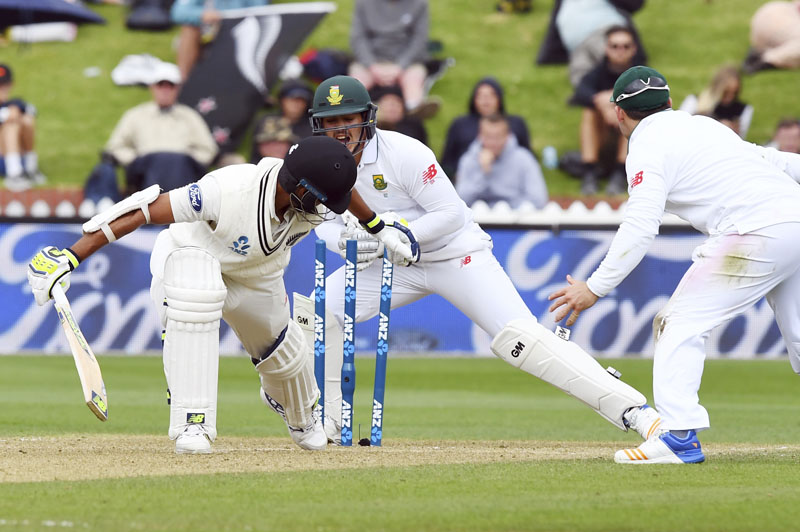 South Africa's Quentin de Kock, center, attempts a stumping on New Zealand's Jeet Raval during the second cricket test at the Basin Reserve in Wellington, New Zealand, Saturday, March 18, 2017. Photo: AP