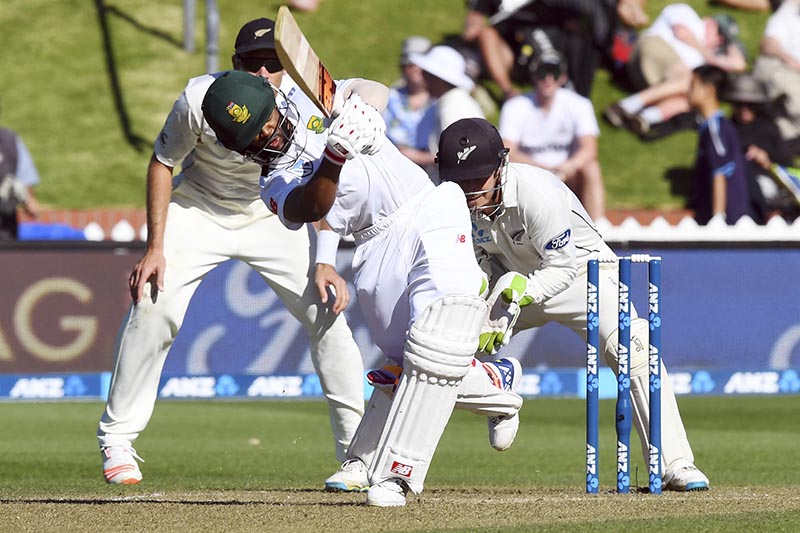 South Africa's Temba Bavuma hits a boundary in front of the wicketkeeper, New Zealand's BJ Watling during the second cricket test at the Basin Reserve in Wellington, New Zealand, Friday, March 17, 2017. Photo: AP