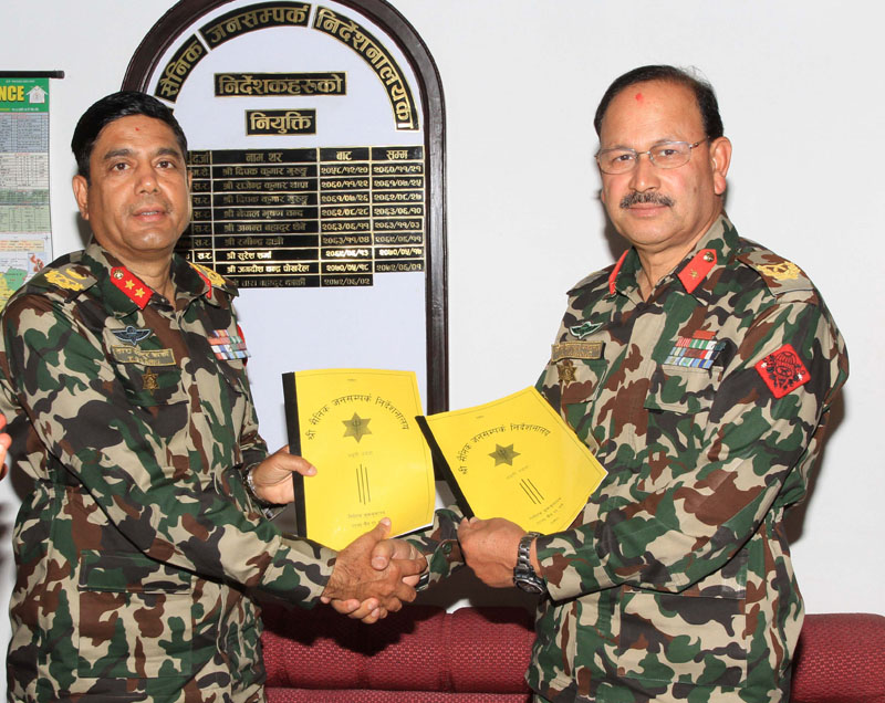 Outgoing Nepal Army spokesperson, Major General Tara Bahadur Karki (left), hands over the responsibility to the newly appointed NA spokesperson and the Chief of NA Directorate of Public Relations, Brigadier General Jhankar Bahadur Kadayat, in Kathmandu on Friday, March 24, 2017. Photo Courtesy: NA