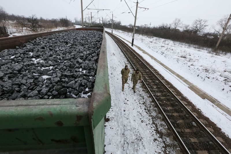 Activists walk along carriages loaded with coal from the occupied territories which they blocked at Kryvyi Torets station in the village of Shcherbivka in Donetsk region, Ukraine, on February 14, 2017. Photo: Reuters