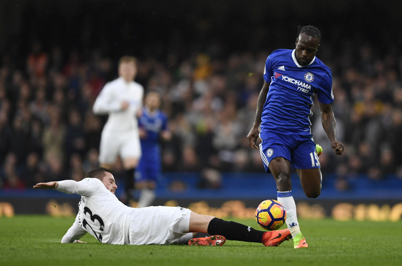 Chelsea's Victor Moses in action with Swansea City's Gylfi Sigurdsson. Photo: Reuters