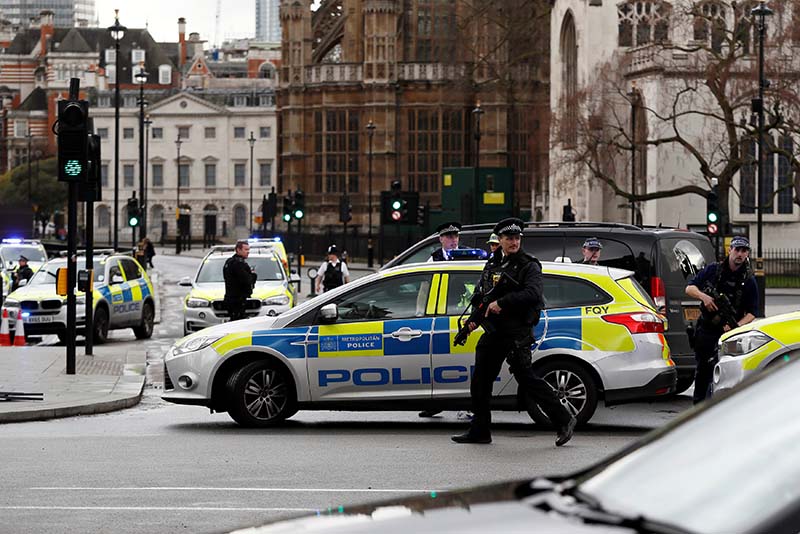 Armed police respond outside Parliament during an incident on Westminster Bridge in London, Britain, on March 22, 2017. Photo: Reuters