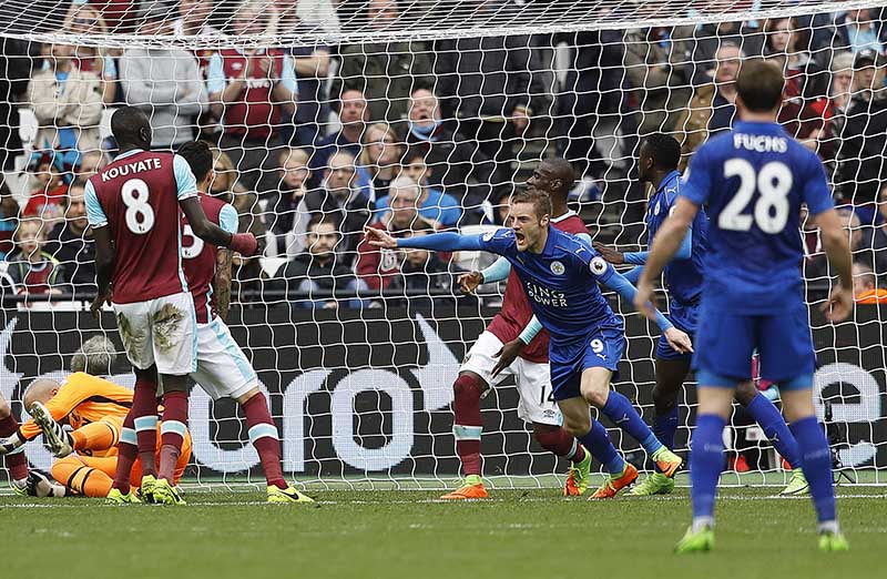 Leicester's Jamie Vardy, center, celebrates after scoring during the English Premier League soccer match between West Ham and Leicester City at London Stadium in London, on Saturday, March 18, 2017. Photo: AP