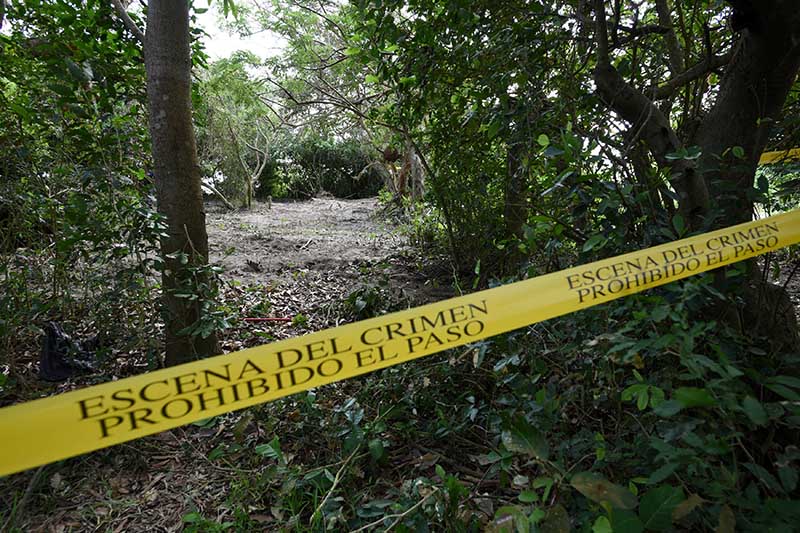 A police cordon marks the perimeter of the site of unmarked graves where a forensic team and judicial authorities are working in after human skulls were found, in Alvarado, in Veracruz state, Mexico, on March 19, 2017. Photo: Reuters