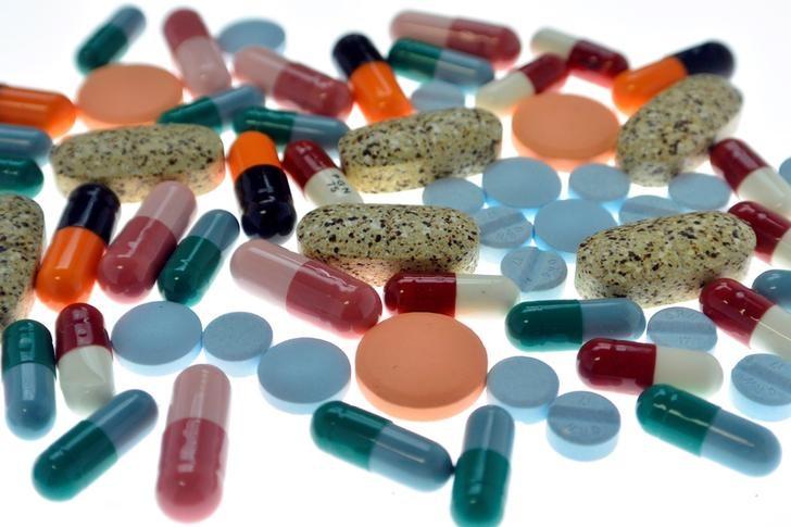 Pharmaceutical tablets and capsules are arranged on a table in a photo illustration shot September 18, 2013.  REUTERS/Srdjan Zivulovic/Illustration/File Photo