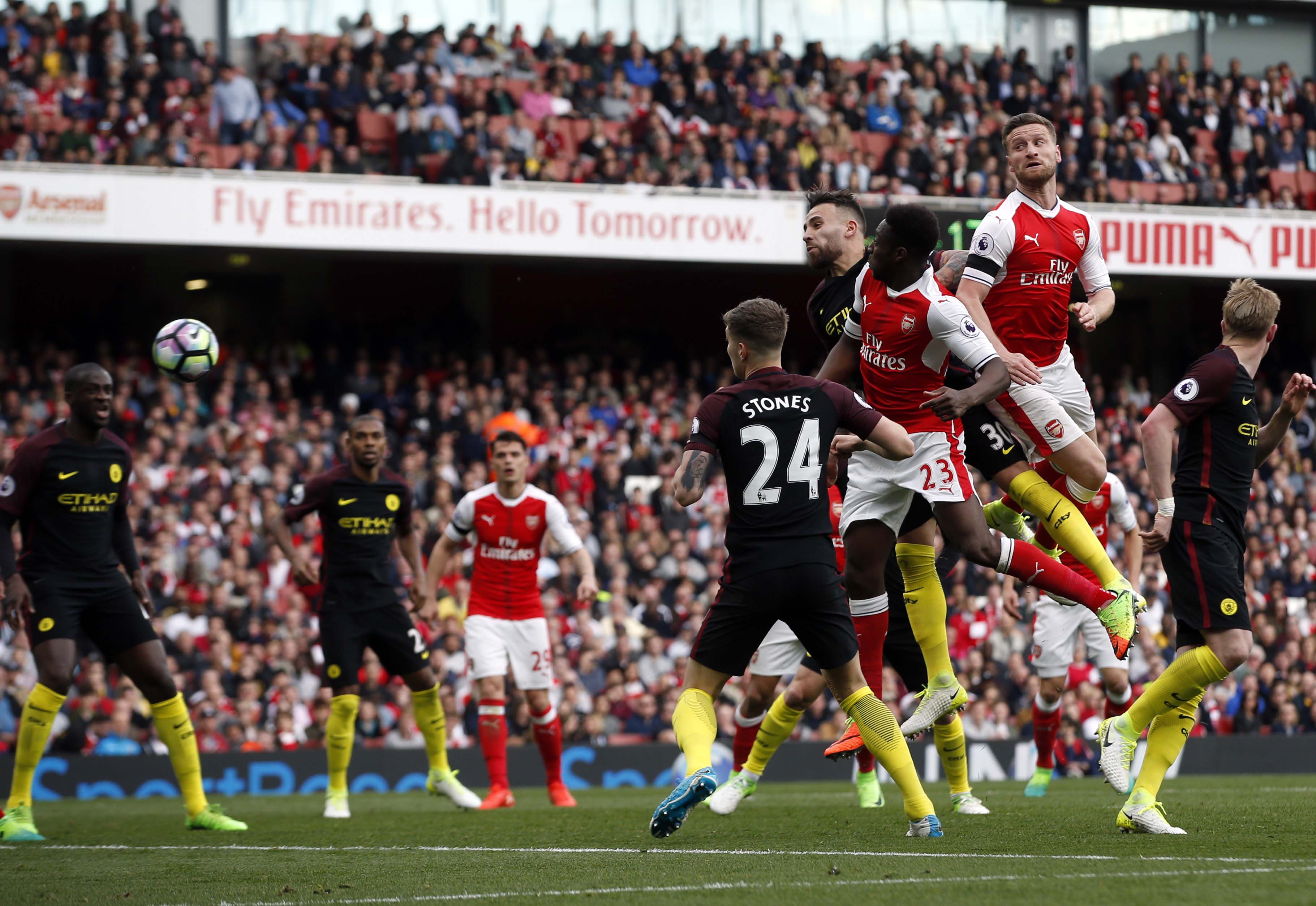 Arsenal's Shkodran Mustafi, 2nd right, scores his side's second goal during the English Premier League soccer match between Arsenal and Manchester City at the Emirates stadium in London, on Sunday, April 2, 2017. Photo: AP