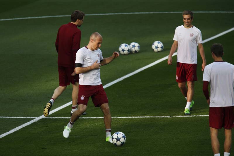 Bayern Munich's Arjen Robben (left), kicks the ball with teammates during a training session at the Santiago Bernabeu stadium in Madrid, on Monday, April 17, 2017. Photo: AP