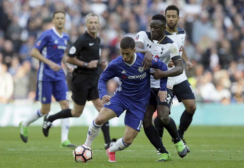 Chelsea's Eden Hazard vies for the ball with Tottenham's Victor Wanyama, (centre) right,during the English FA Cup semifinal soccer match between Chelsea and Tottenham Hotspur at Wembley stadium in London, on Saturday, April 22, 2017. Photo: AP