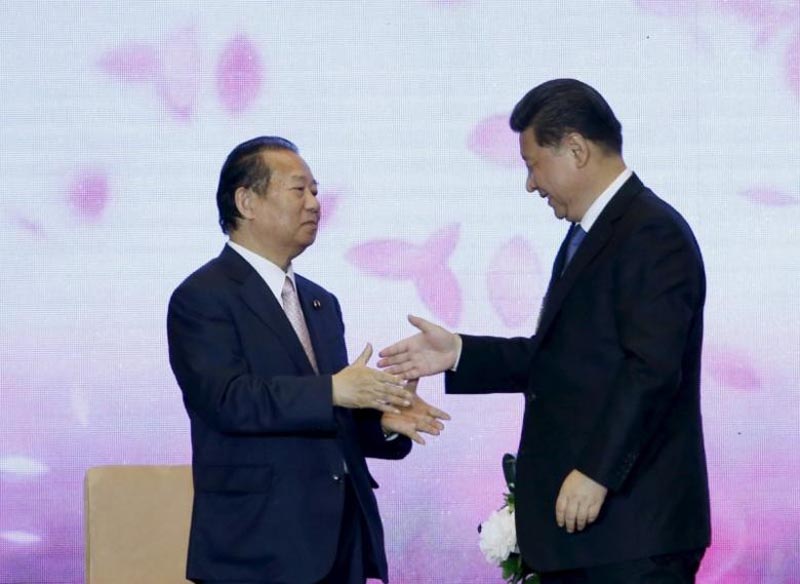 Chinese President Xi Jinping (R) shakes hands with the chairman of Japan's Liberal Democratic Party's General Council Toshihiro Nikai during the China-Japan friendship exchange meeting at the Great Hall of the People in Beijing, China, May 23, 2015. Photo: Reuters
