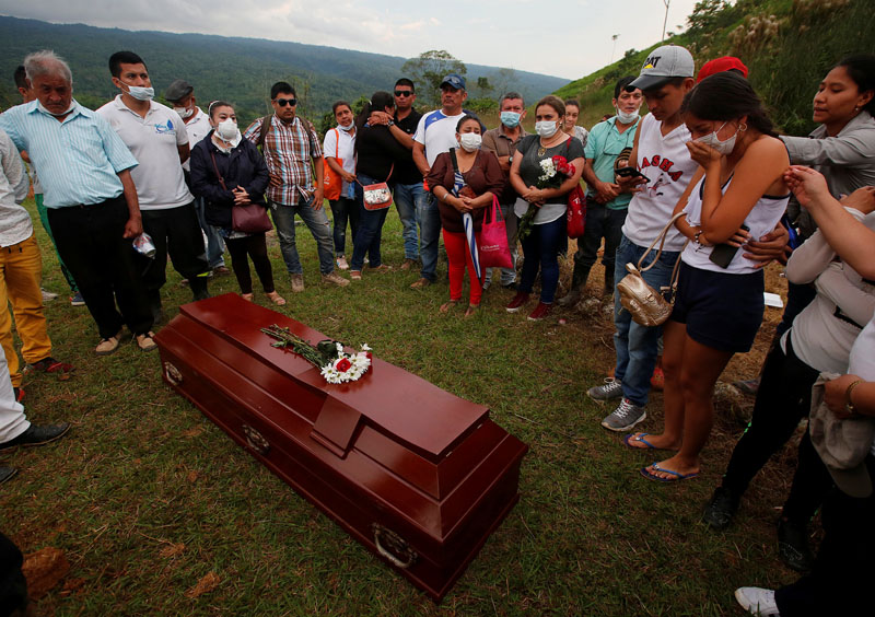 Family and friends cry next to a coffin in the cemetery after flooding and mudslides caused by heavy rains leading several rivers to overflow, pushing sediment and rocks into buildings and roads, in Mocoa, Colombia on April 3, 2017. Photo: Reuters