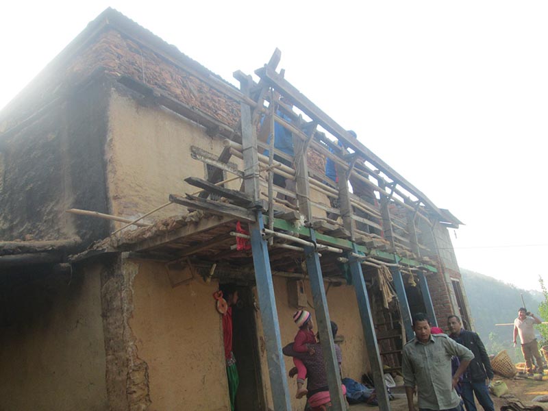 Locals repairing a roof of a house belonging to Dhan Bahadur Kumal in Sera of Byas Municipality-5 in Damauli district, on Monday, April 10, 2017. Photo: Madan Wagle