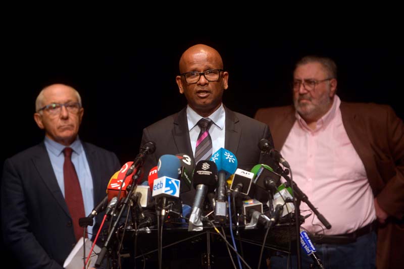 Ram Manikkalingam (Centre) of the International Verification Commission, announces confirmation of disarmament by Basque separatists ETA, alongside Mayor of Bayonne Jean Rene Etchegaray and Peace Artisan Mitchel Tuviana in Bayonne, on April 8, 2017. Photo: Reuters