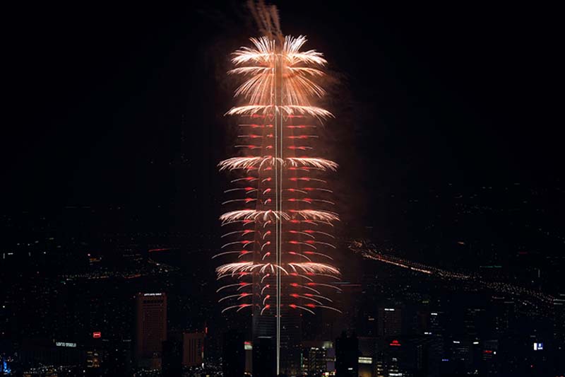 Fireworks explode over Lotte Group's 123-storey skyscraper Lotte World Tower, a day before its opening ceremony in Seoul, South Korea on April 2, 2017. Photo: Reuters