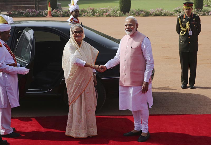 Indian Prime Minister Narendra Modi shakes hand with his Bangladeshi counterpart Sheikh Hasina at the Presidential Palace in New Delhi, India, Saturday, April 8, 2017. Photo: AP
