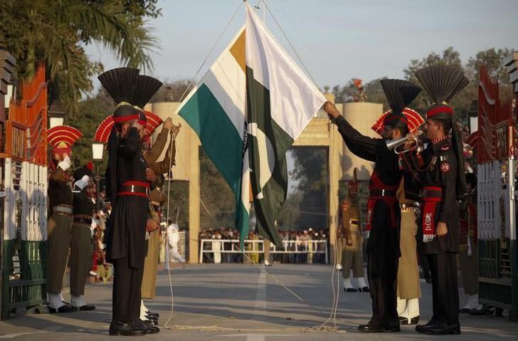 Pakistan Rangers (R) and Indian Border Security Force personnel take part in the daily flag lowering ceremony at their joint border post of Wagah near Lahore February 10, 2011. Photo: Reuters