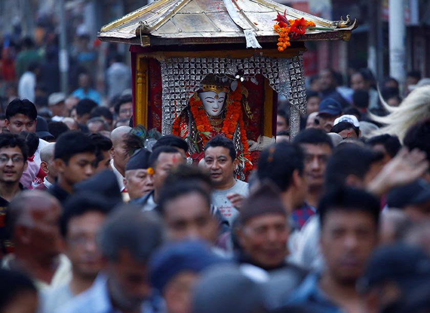 Priests carry an idol of Seto Machindranath from a temple to a chariot during the Seto Machindranath chariot festival in Kathmandu, Nepal April 4, 2017. Photo: Reuters