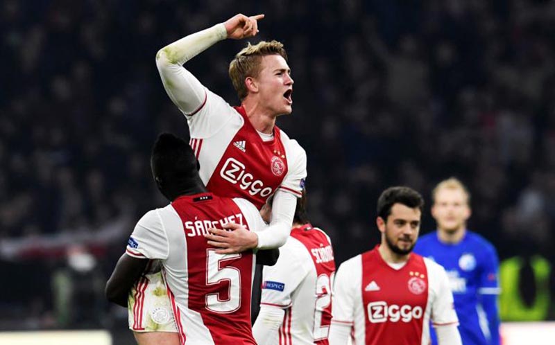 Ajax Amsterdam's Matthijs de Ligt and Davinson Sanchez celebrate victory over Kobenhavn during the UEFA Europa League Round of 16 Leg in Amsterdam, Netherlands, on March 16, 2017. Photo: Reuters