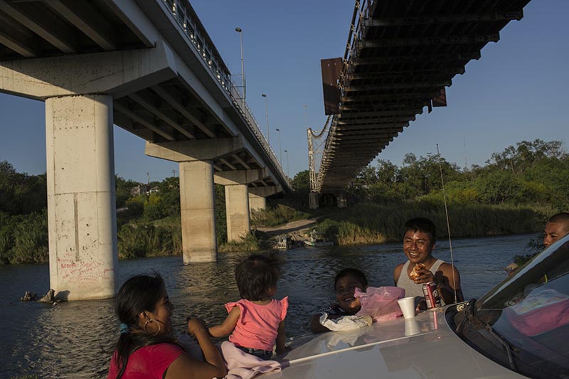 A family picnics on the banks of the Rio Grande in Miguel Aleman, Tamaulipas state, Mexico, located across the river from Roma, Texas, on Wednesday, March, 22, 2017. Photo: AP