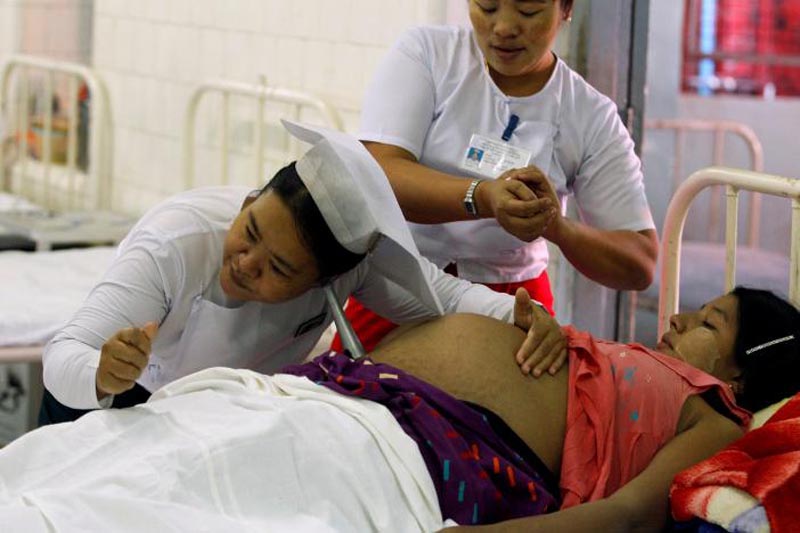 A midwife listens to a baby's movement through a pregnant woman's belly in Central Women's Hospital in Yangon, Myanmar March 17, 2017. Photo: Reuters