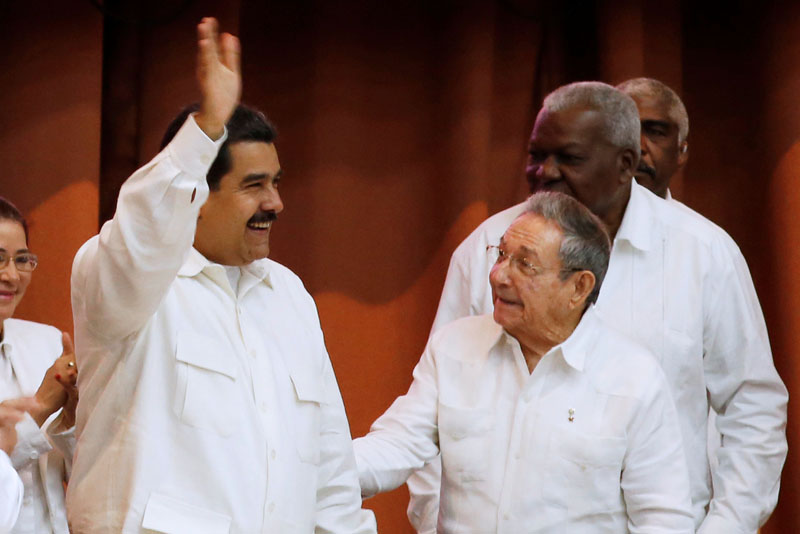 Venezuela's President Nicolas Maduro (left), waves beside Cuba's President Raul Castro at the end of the XV Political Council of the Bolivarian Alliance for the Peoples of Our America - Peoples' Trade Treaty (ALBA-TCP) in Havana, Cuba, on April 10, 2017. Photo: Reuters