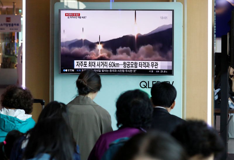 People watch a TV broadcasting of a news report on North Korea's missile launch, at a railway station in Seoul, South Korea, on April 29, 2017. Photo: Reuters