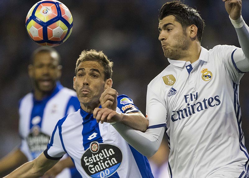 Deportivo's Navarro (left) challenges with Real Madrid's Alvaro Morata during a Spanish La Liga soccer match between Deportivo La Coruna and Real Madrid at the Riazor stadium in A Coruna, Spain, on Wednesday April 26, 2017. Photo: AP