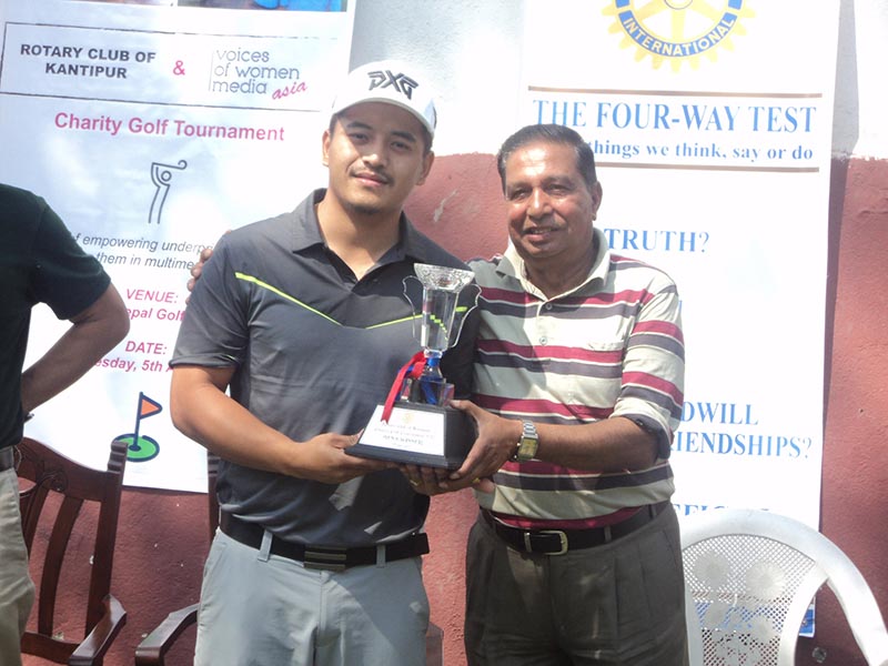 Phuntsok N Lama (left) receiving the winneru2019s trophy from Rotary Club Kantipur President Sagar Thapliya at the RNGC in Kathmandu on Wednesday, April 5, 2017. Photo courtesy: RNGC