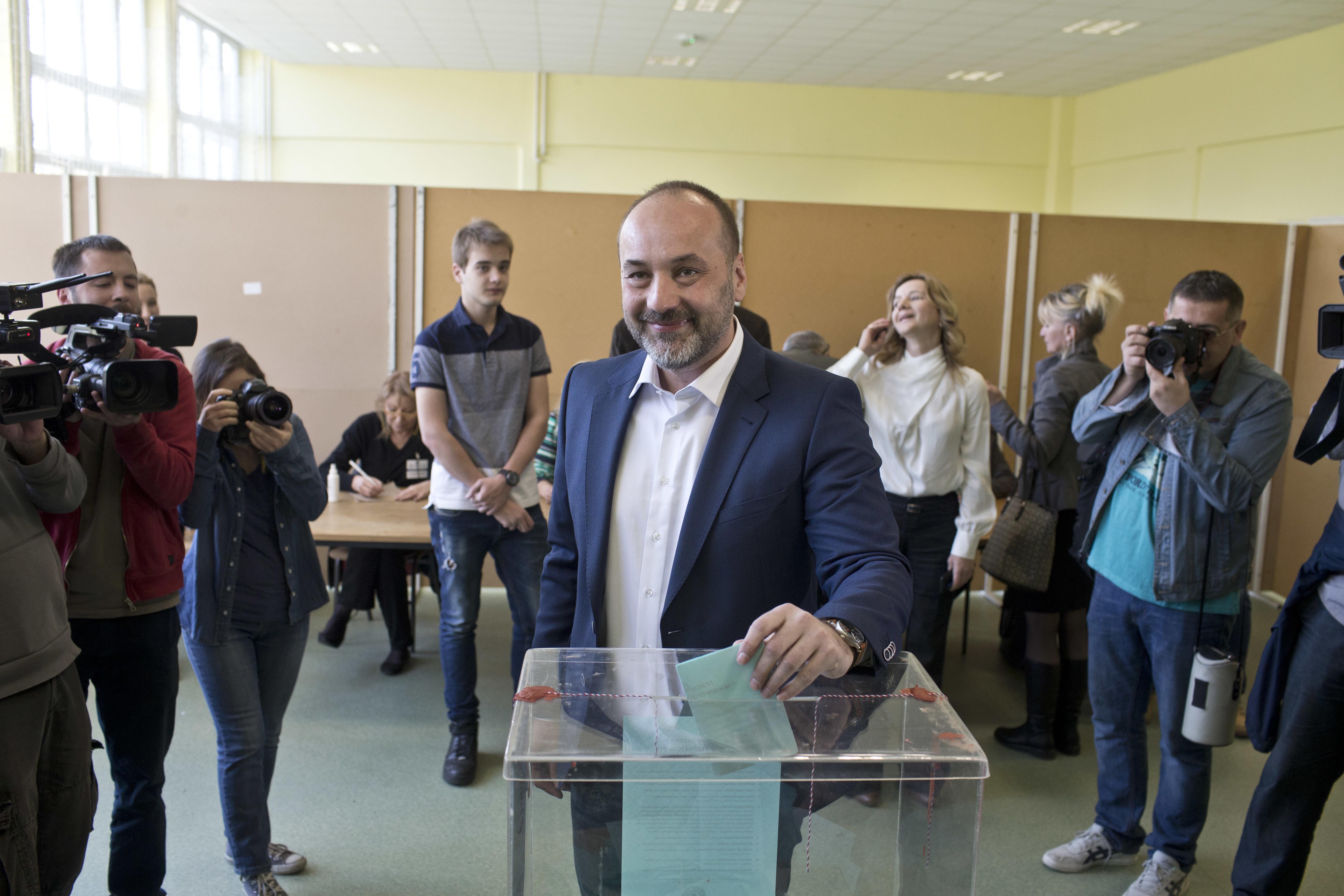 Sasa Jankovic (center), a Serbian presidential candidate, casts his ballot for the presidential elections at a polling station in Belgrade, Serbia, on Sunday, April 2, 2017. Photo: AP