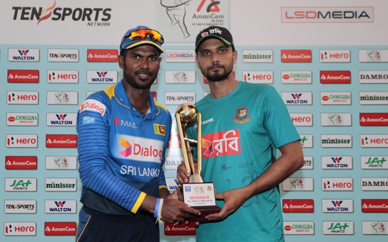 Sri Lankan captain Upul Tharanga and Bangladeshi captain Mashrafe Mortaza pose with the trophy after a series level for the one-day international match series in Colombo, Sri Lanka, Saturday, April 1, 2017. Photo: AP