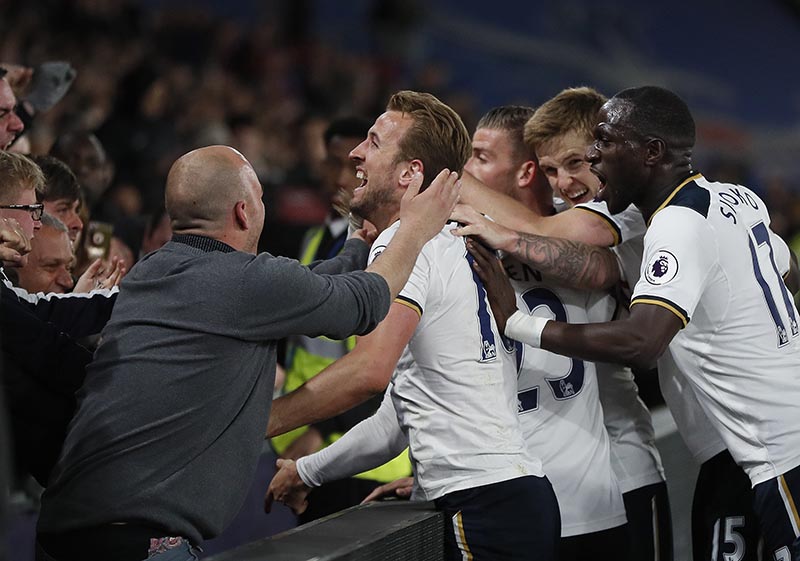 Tottenham players celebrate with their fans after Tottenham's Christian Eriksen scored a goal during the English Premier League soccer match between Crystal Palace and Tottenham Hotspur at Selhurst Park stadium in London, on Wednesday, April 26, 2017. Photo: AP