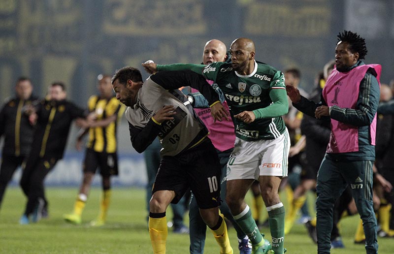 Felipe Melo of Brazil's Palmeiras (second from right) fights with Matias Mier of Uruguay's Penarol at the end a Copa Libertadores soccer match in Montevideo, Uruguay, on Wednesday, April 26, 2017. Palmeiras won the match 3-2. Photo: AP
