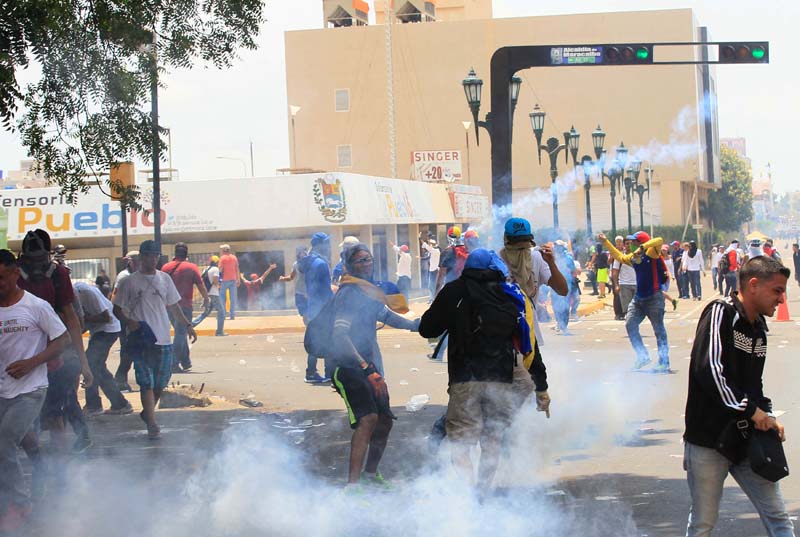 Opposition supporters clash with security forces during protests against unpopular leftist President Nicolas Maduro in Maracaibo, Venezuela, on April 19, 2017.  Photo: Isaac Urrutia via Reuters