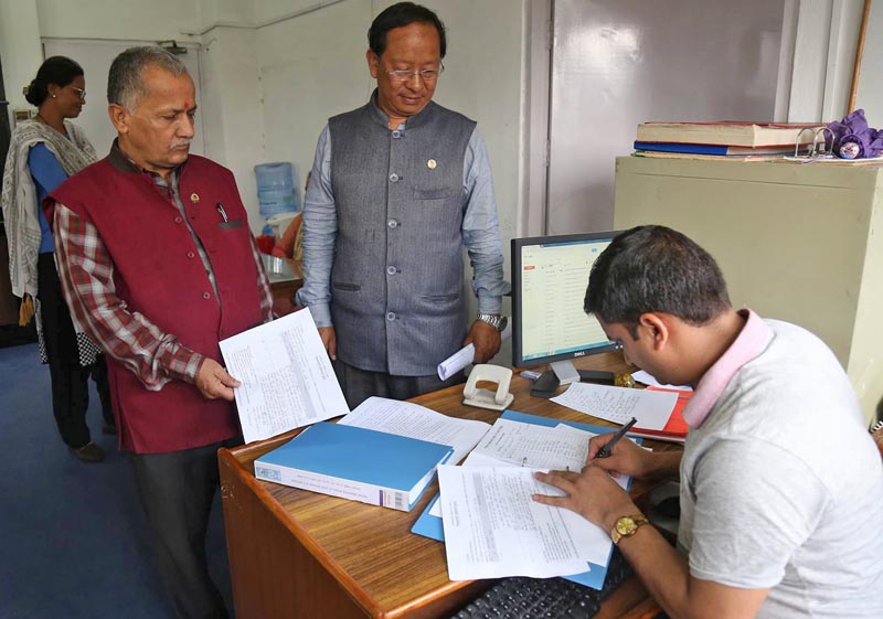 Lawmakers registering a proposal to amend Constitution Amendment Bill. Photo: RSS