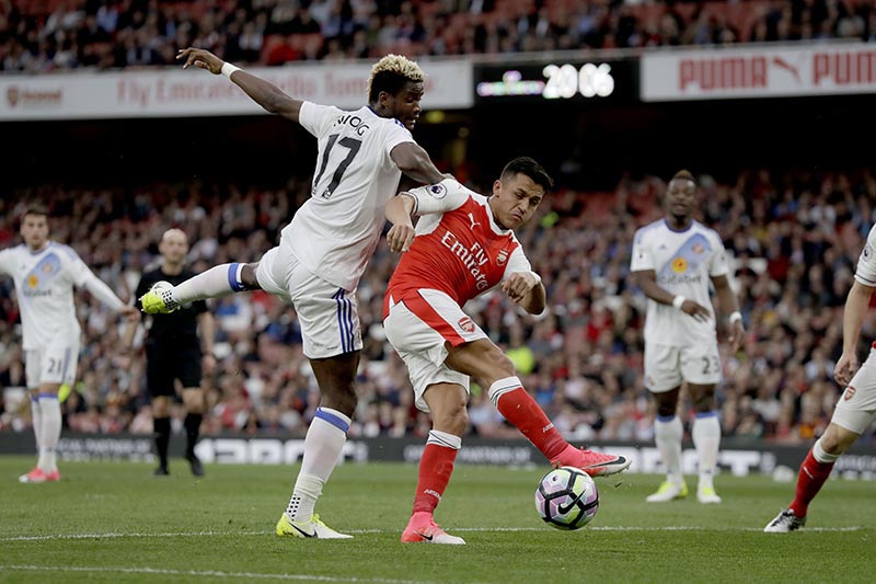 Arsenal's Alexis Sanchez (right) fails to score during the English Premier League soccer match between Arsenal and Sunderland at the Emirates Stadium in London, Tuesday, May 16, 2017. Photo: AP