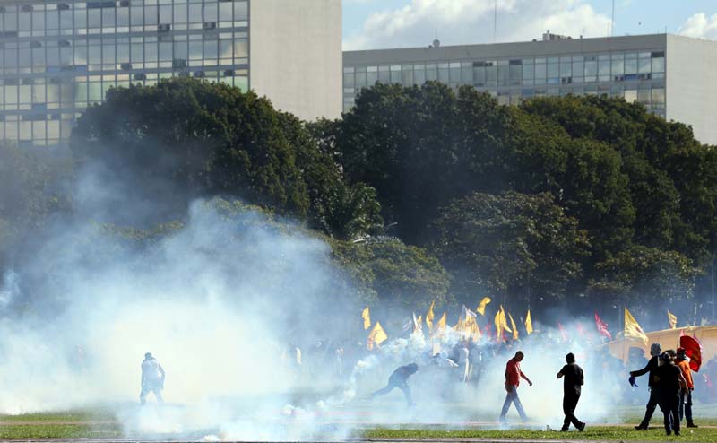 Demonstrators take part in a protest against Brazilian President Michel Temer and the latest corruption scandal to hit the country, in Brasilia, Brazil, on May 24, 2017. Photo: Reuters