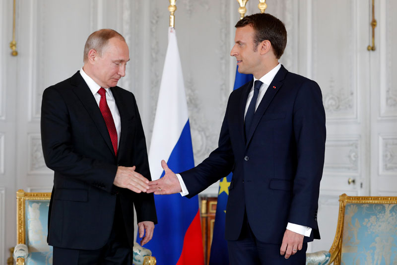 French President Emmanuel Macron shakes hands Russian President Vladimir Putin (left) at the Chateau de Versailles as they meet for talks before the opening of an exhibition marking 300 years of diplomatic ties between the two countyies in Versailles, France, on May 29, 2017. Photo: Reuters