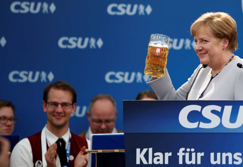 German Chancellor and head of the Christian Democratic Union (CDU) Angela Merkel toasts during the Trudering festival in Munich, Germany, May 28, 2017. Photo: Reuters