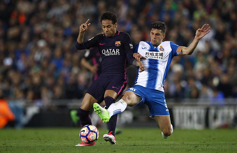 FC Barcelona's Neymar (left) duels for the ball against Espanyol's Javi Lopez during the Spanish La Liga soccer match between Espanyol and FC Barcelona at RCDE stadium in Cornella Llobregat, Spain, on Saturday, April 29, 2017. Photo: AP